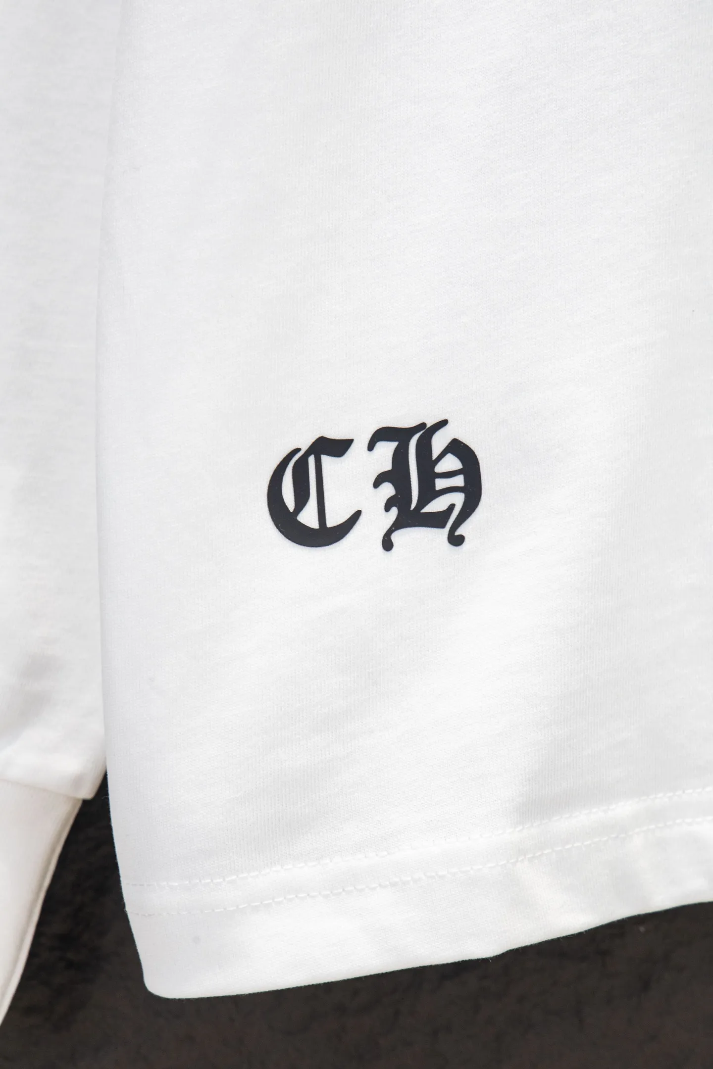 P230 🆕Chrome Hearts os version is really charming and the Crow style is really unique. Each season’s new version is made to the extreme. It is very practical and can be worn casually✔️ - ⚠️100% cotton. It is made of 21 double yarns, 300g weight fabric and imported knitted carded cotton. It has moderate thickness, drape and contour, and the upper body is comfortable! ! It is very tolerant to fat body types and can instantly lose five pounds after wearing it!  Front panel # Back panel Neckline Silicone elements # Imported silicone technology using advanced technology. The body is treated with silicone elements, which greatly increases the interest of the clothing; unique visual effects. After special fraying effect treatment, a unique distressed effect is formed. An irregular hem is added to the version. This year, Crow Heart is focusing on the version. In the past two years, the oversize version has become the focus of the trend. It has also been a popular staple in the past two years. The change of designers has made this brand an instant hit. The progressive fashion of the times also needs the blood impact of fresh elements and trendy designs in order to continue its glory! It’s stylish both inside and outside, a must-have for high street travel! An absolute "eye-catching style" that can match couples 💏 Color: Black White Size: S M L XL